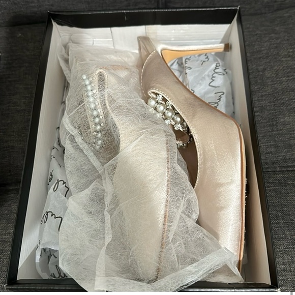 Sephoraa Ivory Satin Pearl Pointed-Toe Mule
Pumps - Picture 10 of 10